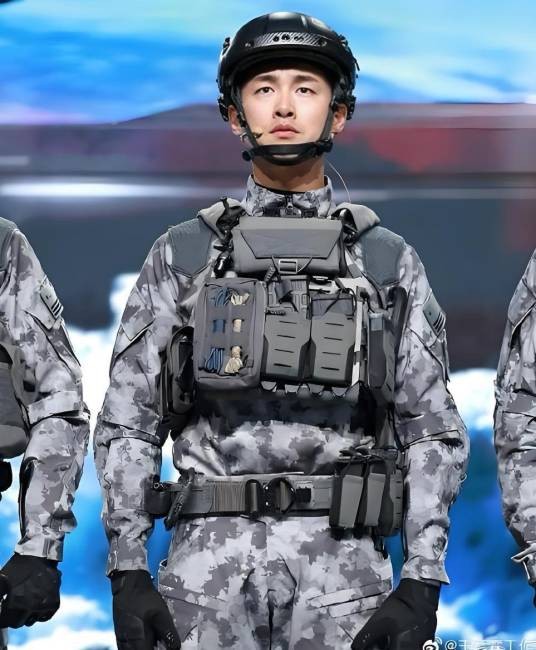 罗星（电影《红海行动》中的角色，由王彦霖饰演。）