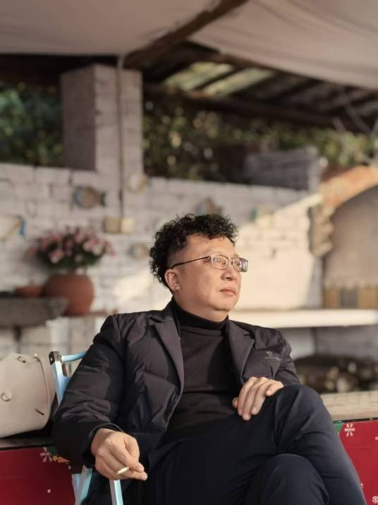 罗敏(嘉陵江新诗研究协会主席)