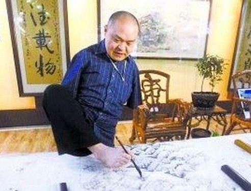 黄国富（中国男口足书画家）