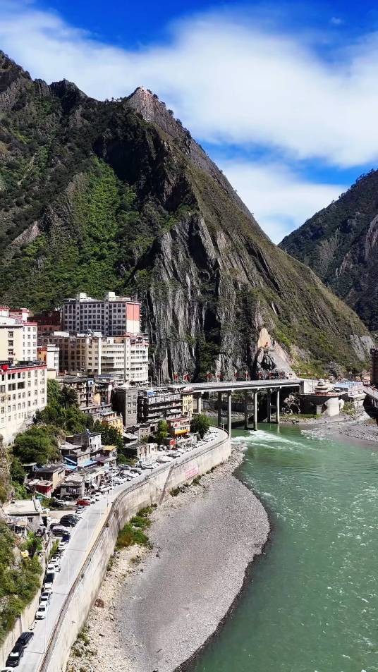 雅江（雅砻江在四川雅江县河段的简称）