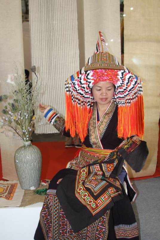 李素芳（全国乡村工匠名师，广西过山瑶家文化创意发展有限公司董事长）