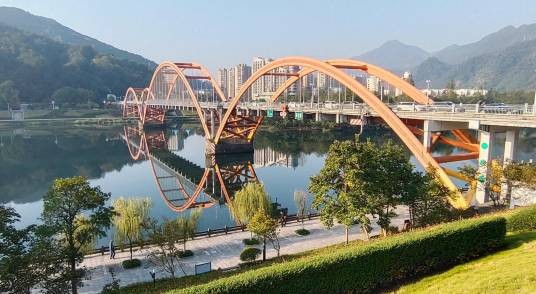 新安江大桥（浙江省建德市境内跨新安江的拱桥）