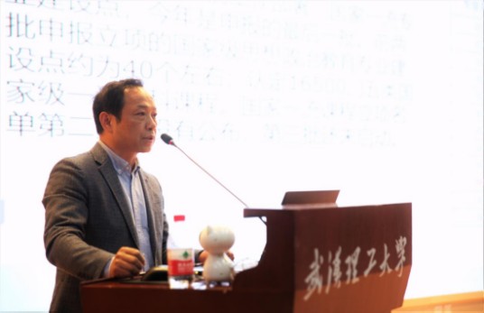 董杰（中南民族大学马克思主义学院教授、硕士生导师）