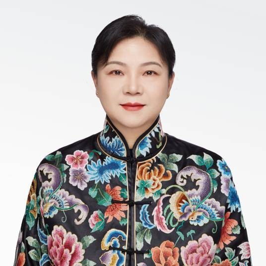 周萍（文学艺术家，传统服装手艺第五代传人）