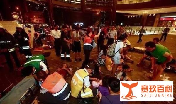 女子开车擦泪撞人嵌进广告牌;苹果电动车2019年发布续航达500公里|车腥闻
