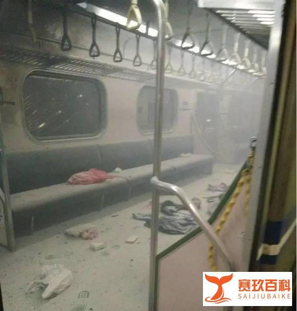 女子开车擦泪撞人嵌进广告牌;苹果电动车2019年发布续航达500公里|车腥闻