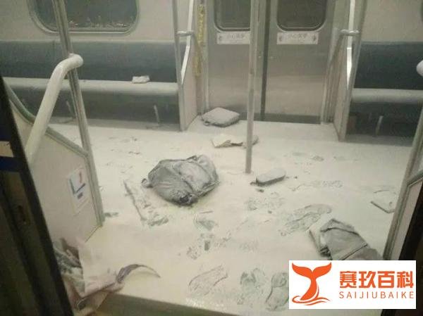 女子开车擦泪撞人嵌进广告牌;苹果电动车2019年发布续航达500公里|车腥闻