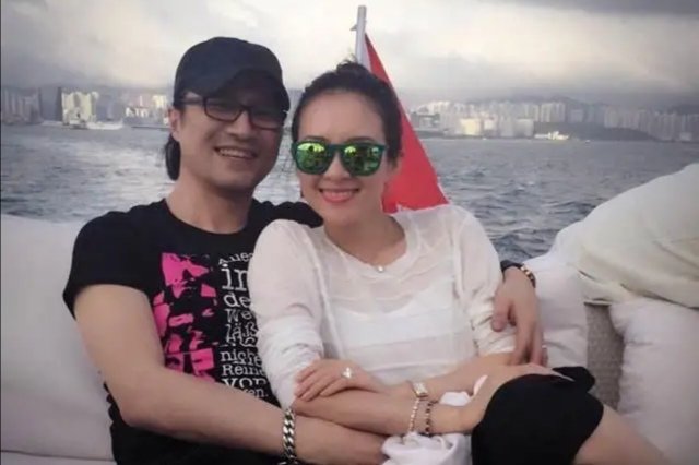 汪峰深夜酒吧玩嗨送美女回家,他的举动为何耐人寻味?