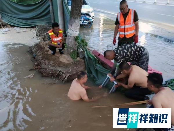 保定街头供水管道突跑水,铁汉十几次潜入窨井水中关闸门