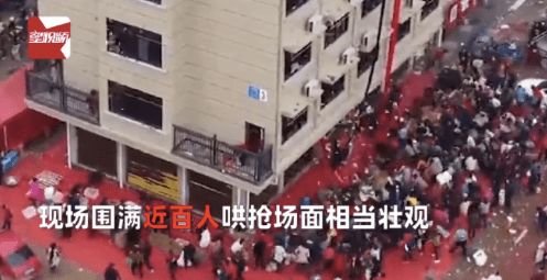 房主庆祝乔迁顶楼倾倒几十箱礼物,这种庆祝方式是否太危险了?