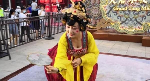 不倒翁小姐姐时隔1年回归首秀，游客：非常激动
