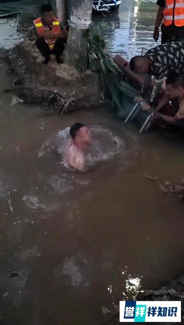保定街头供水管道突跑水,铁汉十几次潜入窨井水中关闸门