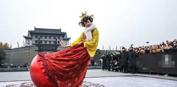 不倒翁小姐姐时隔1年回归首秀，游客：非常激动