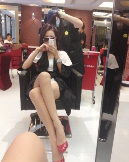 谁能帮我找几张戴墨镜的美女生活照片，要求带墨镜的美女，而且是真实的生活照，不要非主流的，谢谢