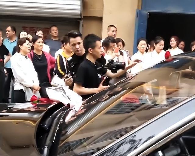 山东一新娘怕结婚成片效果差,找6个摄影师跟拍,如何看待她的这种行为?