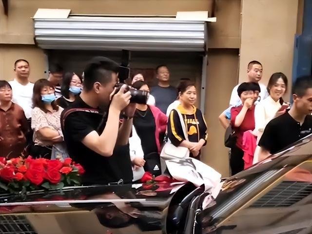 山东一新娘怕结婚成片效果差，找6个摄影师跟拍，如何看待她的这种行为？