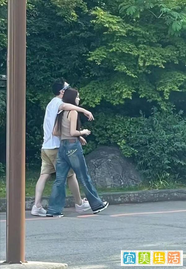 王思聪又换女友了，躺其大腿上，高调撒糖，铁打的营盘，流水的女友！