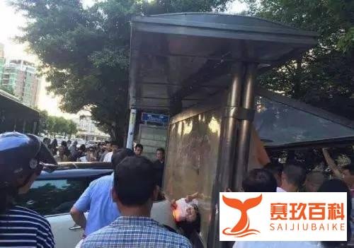 女子开车擦泪撞人嵌进广告牌；苹果电动车2019年发布续航达500公里|车腥闻