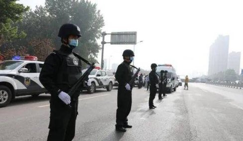 辽宁丹东黄码父女闯卡袭警,警方的通报为什么难以服众?