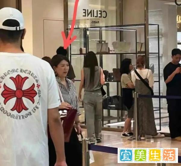 王思聪又换女友了,躺其大腿上,高调撒糖,铁打的营盘,流水的女友!