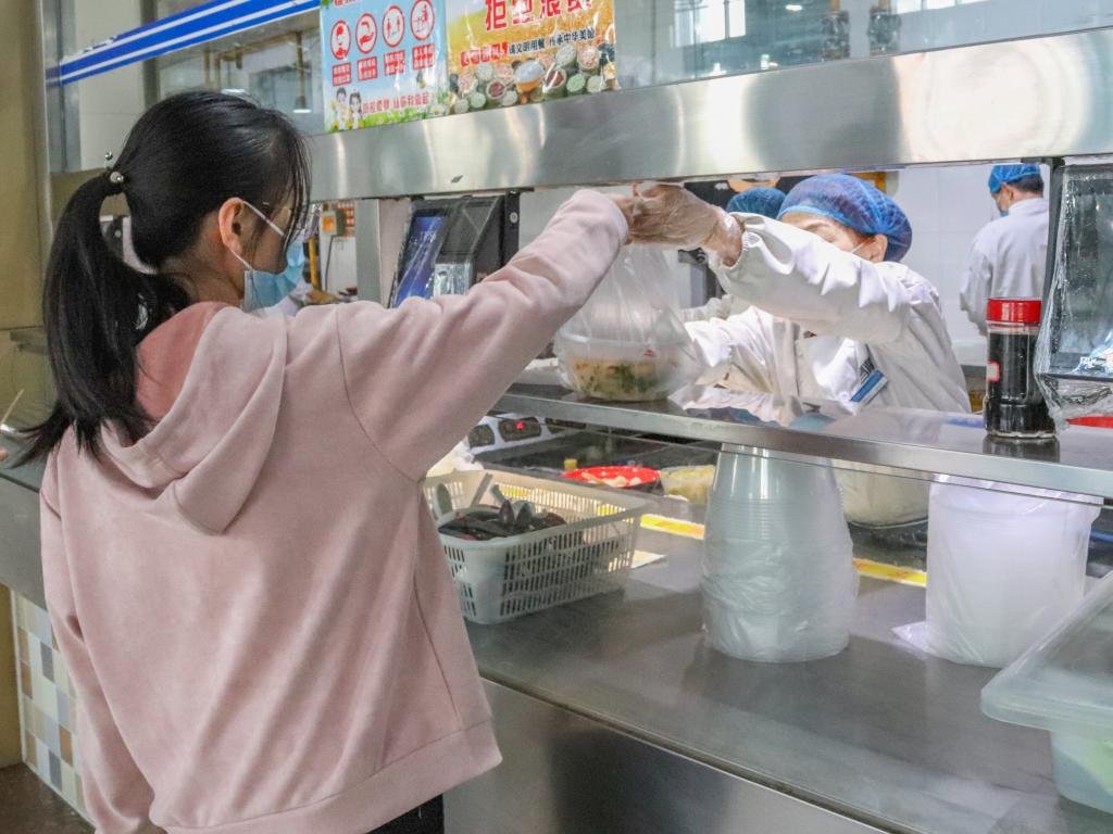 华南农大食堂糕点架出现老鼠,高校的食品安全问题谁来监管?