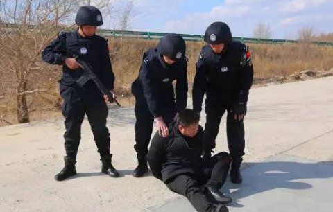 辽宁丹东黄码父女闯卡袭警,警方的通报为什么难以服众?