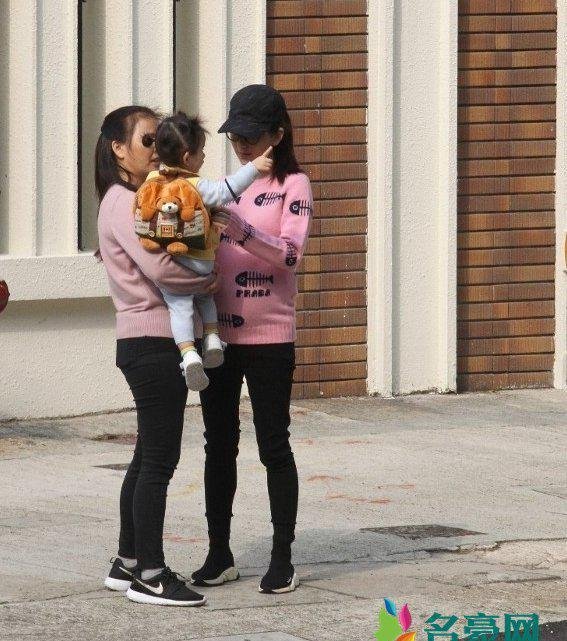 方媛挺巨肚散步 女儿不惧镜头萌爆挥手