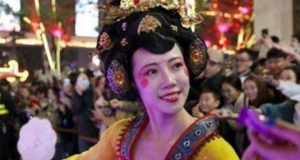 不倒翁小姐姐时隔1年回归首秀，游客：非常激动