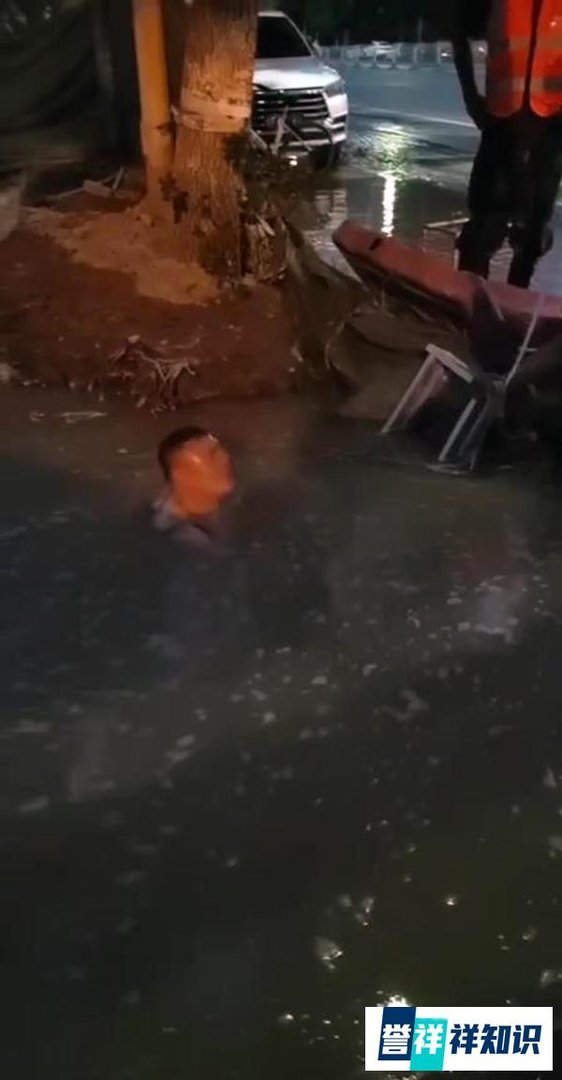 保定街头供水管道突跑水,铁汉十几次潜入窨井水中关闸门
