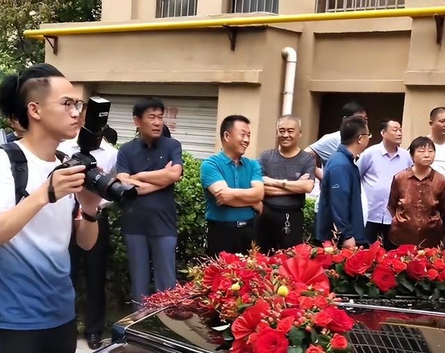 山东一新娘怕结婚成片效果差,找6个摄影师跟拍,如何看待她的这种行为?
