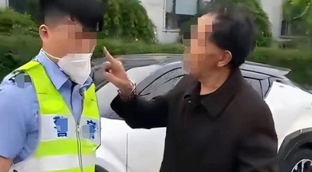 辽宁丹东黄码父女闯卡袭警，警方的通报为什么难以服众？