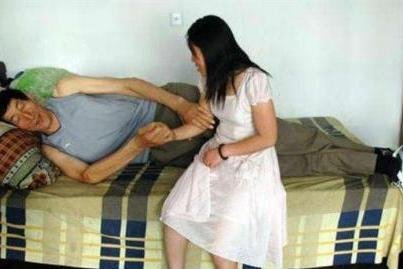 中国第一巨人鲍喜顺,不顾医生苦劝执意生子,生下儿子身高多少?