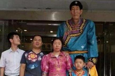 中国第一巨人鲍喜顺,不顾医生苦劝执意生子,生下儿子身高多少?