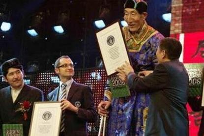 中国第一巨人鲍喜顺,不顾医生苦劝执意生子,生下儿子身高多少?