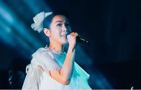 再听已是曲中人的前一句是什么？