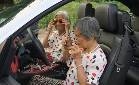 最近和别人聊天总是有人说“dei”，请问dei是什么意思？是“对”的意思吗？