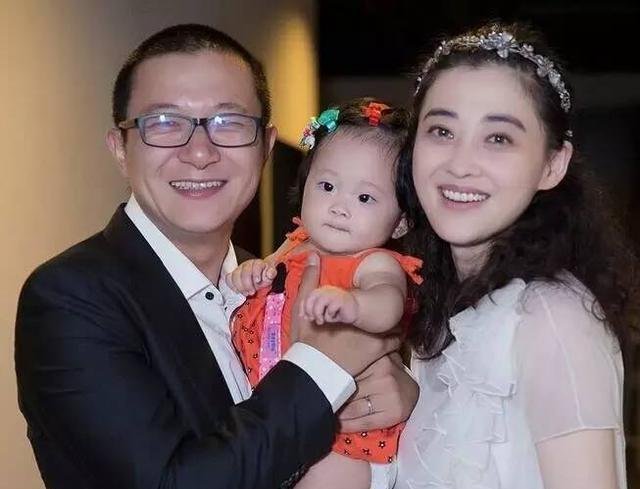 梅婷的老公比她大多少?