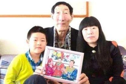 中国第一巨人鲍喜顺,不顾医生苦劝执意生子,生下儿子身高多少?