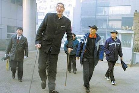 中国第一巨人鲍喜顺，不顾医生苦劝执意生子，生下儿子身高多少？