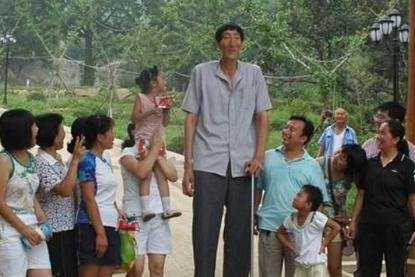 中国第一巨人鲍喜顺,不顾医生苦劝执意生子,生下儿子身高多少?