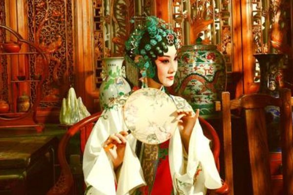 戏子多愁，可怜一处情深旧，满座衣冠皆老朽什么意思