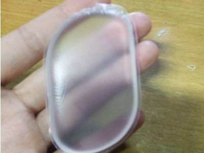 买了一个硅胶粉扑，谁能告诉我表面的薄膜可以撕掉吗？店员说表面的薄膜要撕掉，我撕了一个小口，感觉好黏
