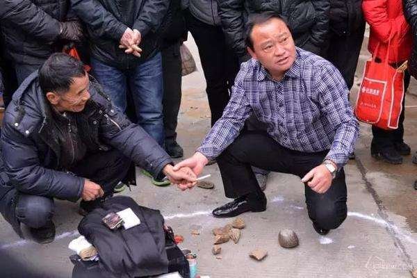 女朋友说自己是狗皮膏药什么意思？