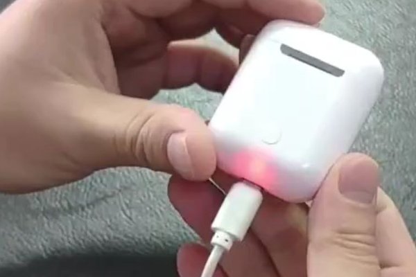 耳机为什么一个有声音一个没有?