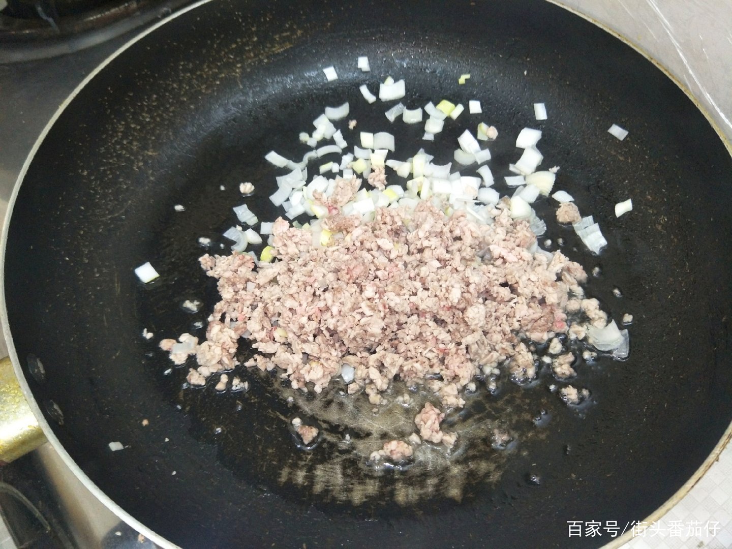 家庭蒸鸡蛋羹时,到底是热水上锅还是冷水上锅?