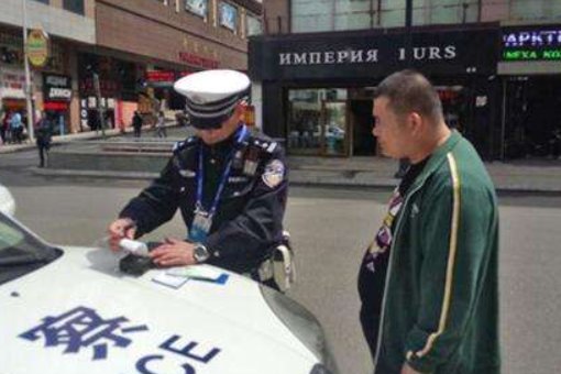 协警有权利开罚单吗？我让协警给开了罚单，但是写的是正式警察名字。怎没办？