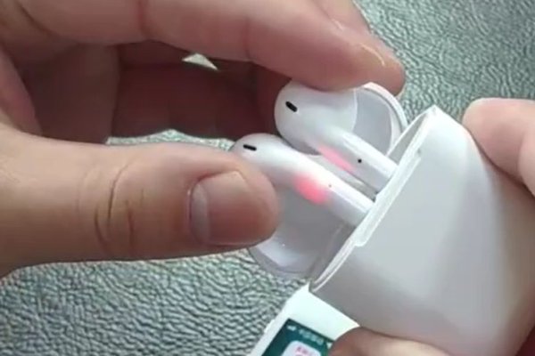 耳机为什么一个有声音一个没有?