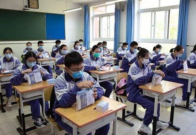 高考用眼睛看了几下别人的试卷舞弊吗？怎么处理
