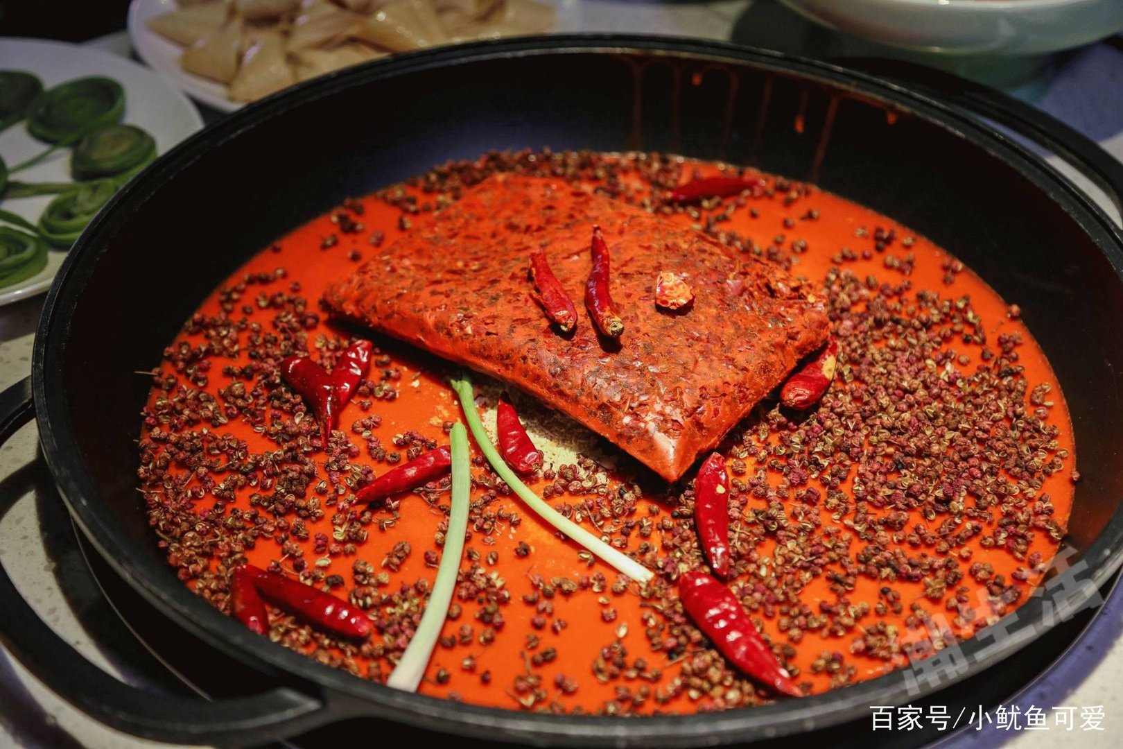 很多人喜欢吃火锅,锅底分为牛油和清油,二者口感有何区别?