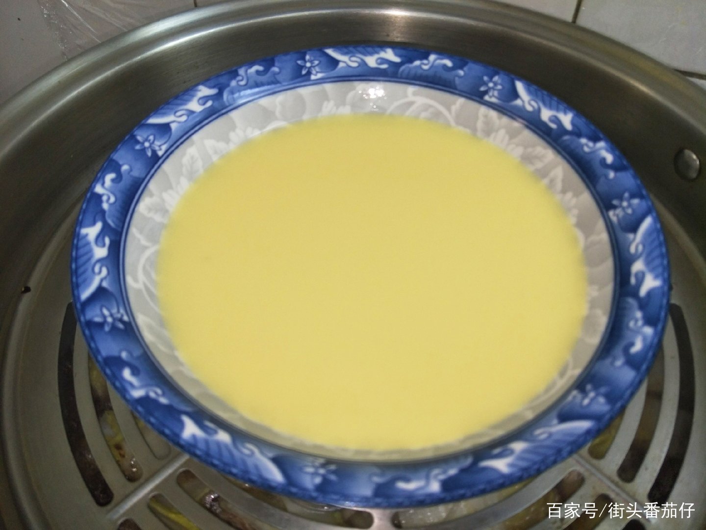 家庭蒸鸡蛋羹时,到底是热水上锅还是冷水上锅?